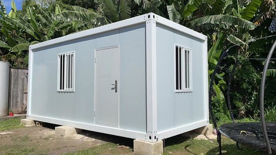 Casa de contêineres, pré-construída e removível.
