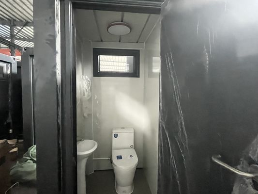 2.4M X 1M Toalete portátil de embalagem plana com estrutura mais forte e parede isolada, encanamento e fiação pré-fabricados