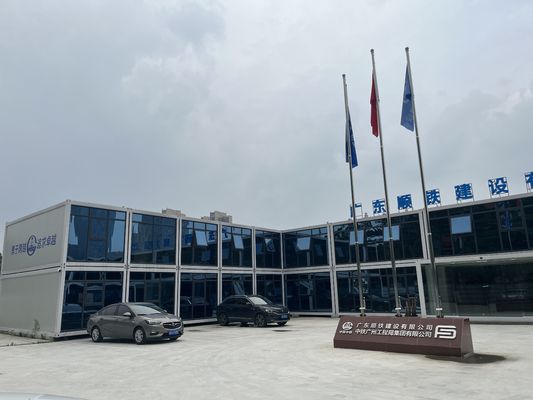 Escritório pré-fabricado com estrutura de aço e parede de vidro